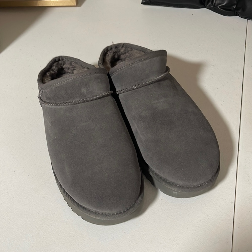 UGG
Classic Grey Suede Slipper